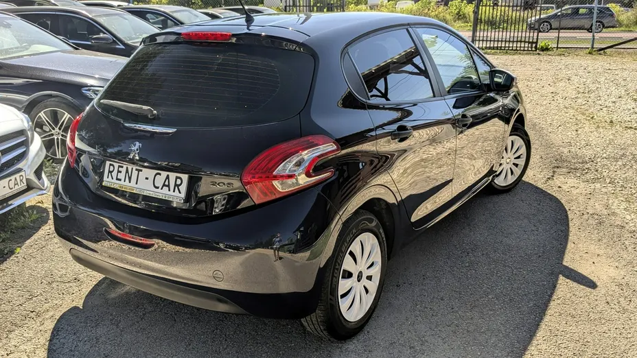 PEUGEOT 208 -