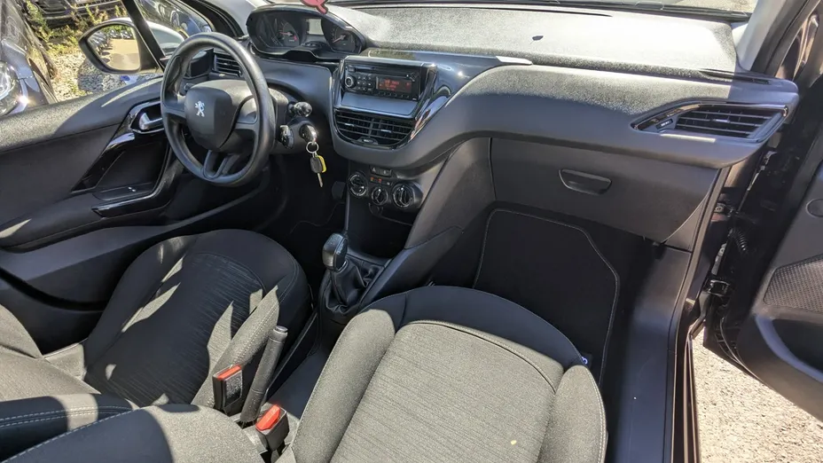 PEUGEOT 208 -