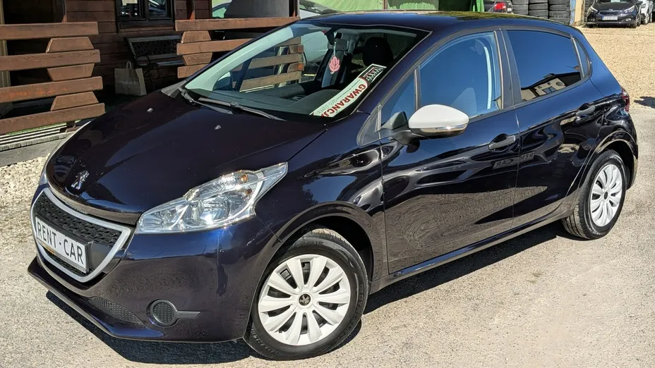 PEUGEOT 208 -