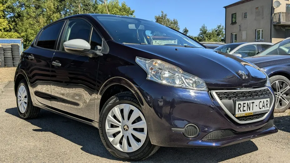 PEUGEOT 208 -