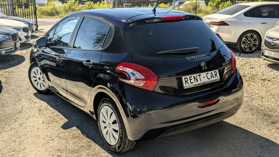 PEUGEOT 208 -