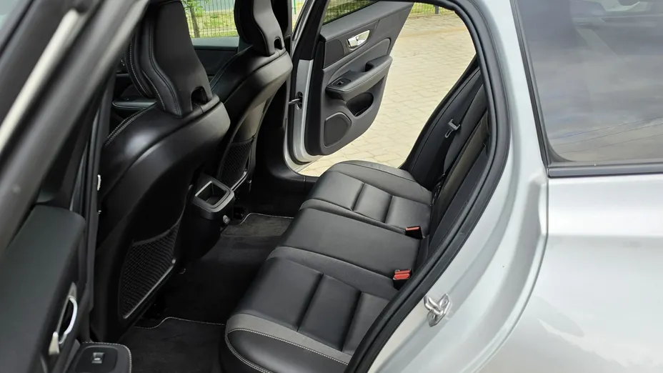 VOLVO V60 -