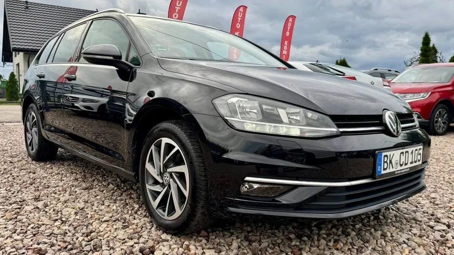 VOLKSWAGEN Golf -