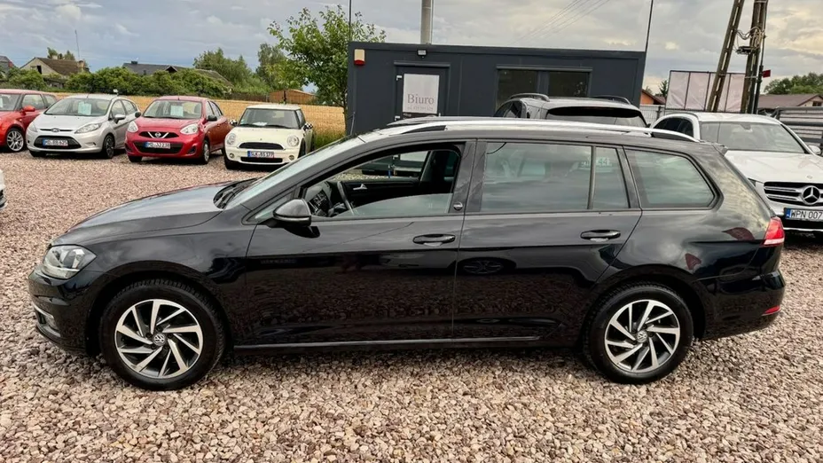 VOLKSWAGEN Golf -