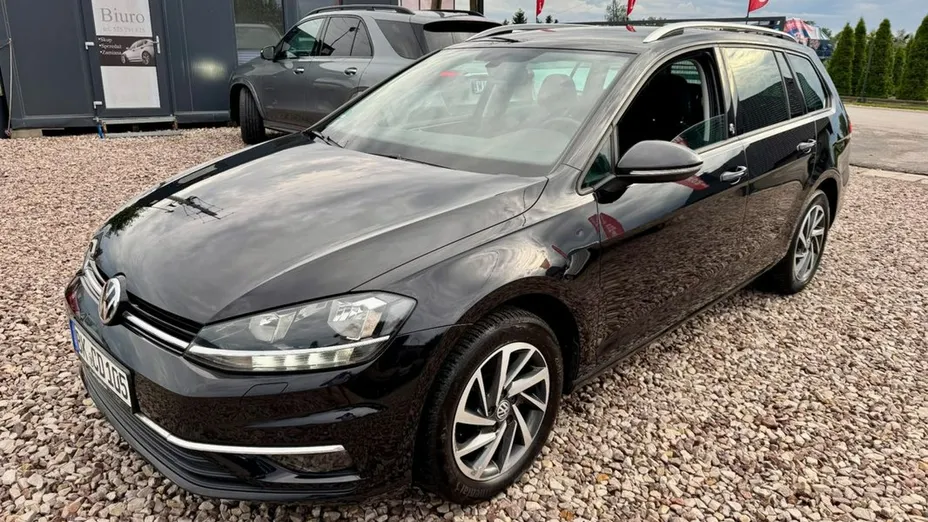 VOLKSWAGEN Golf -