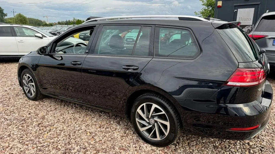 VOLKSWAGEN Golf -