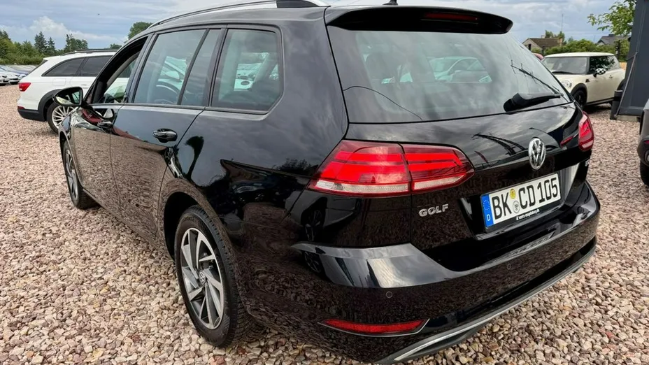 VOLKSWAGEN Golf -