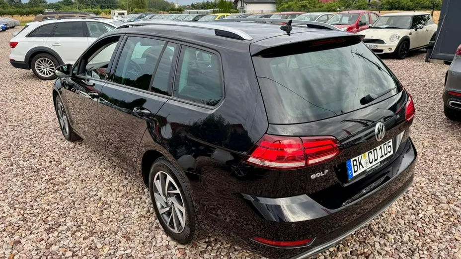 VOLKSWAGEN Golf -