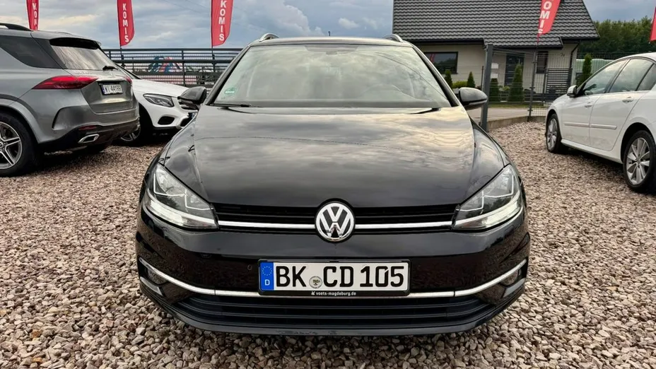 VOLKSWAGEN Golf -