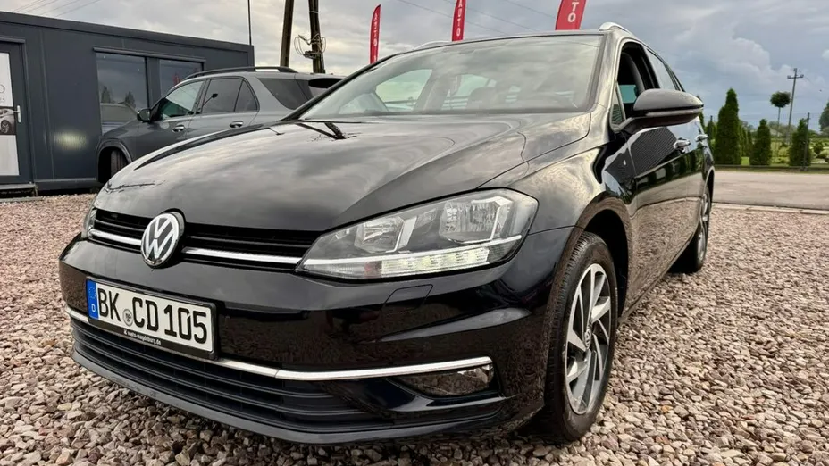 VOLKSWAGEN Golf -