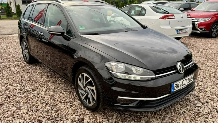 VOLKSWAGEN Golf -