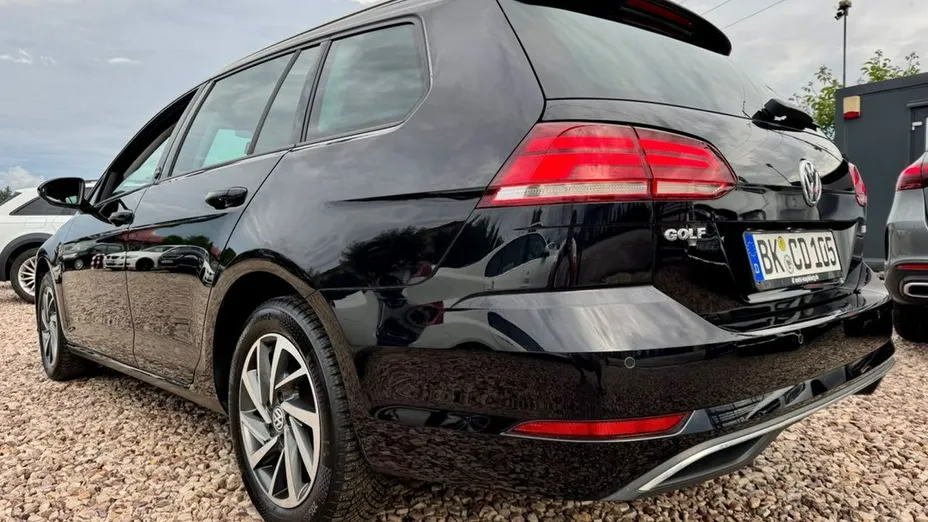 VOLKSWAGEN Golf -