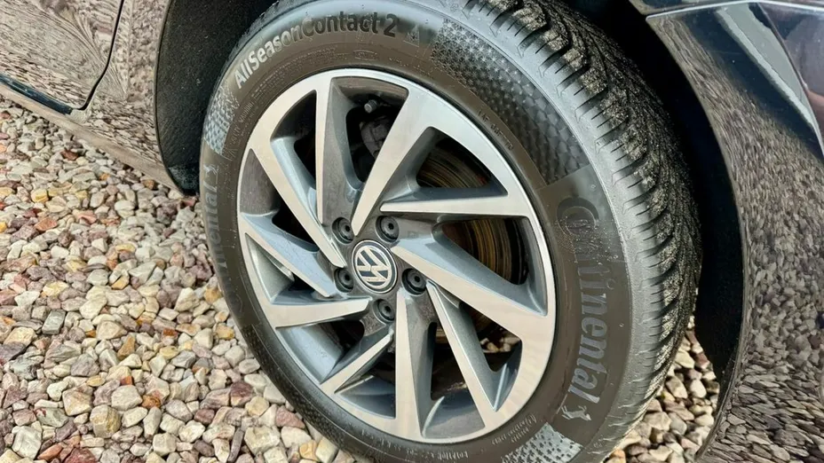 VOLKSWAGEN Golf -
