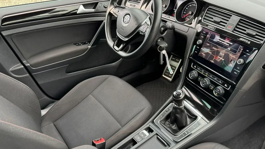 VOLKSWAGEN Golf -