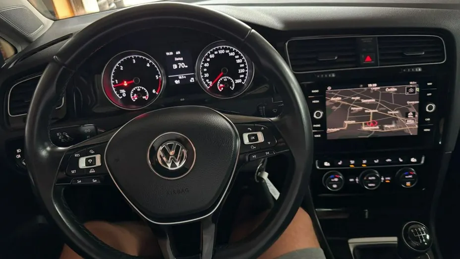 VOLKSWAGEN Golf -
