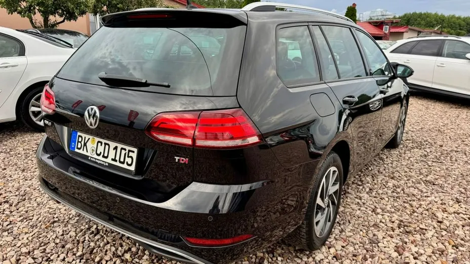 VOLKSWAGEN Golf -