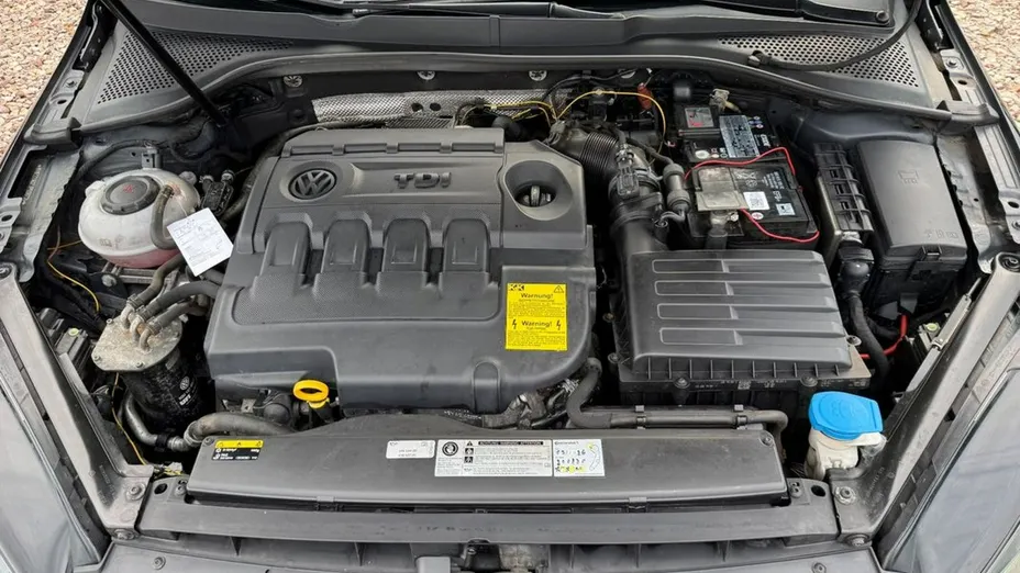 VOLKSWAGEN Golf -