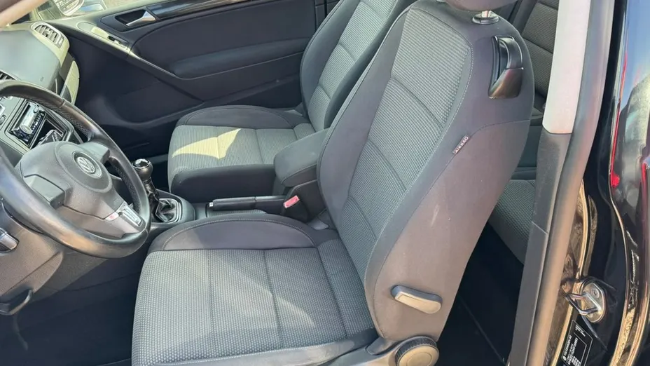 VOLKSWAGEN Golf -