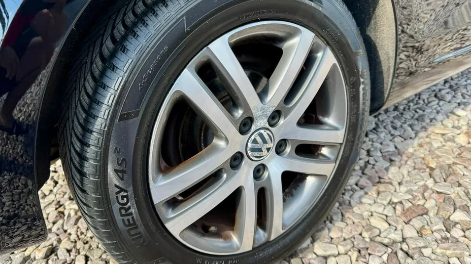 VOLKSWAGEN Golf -