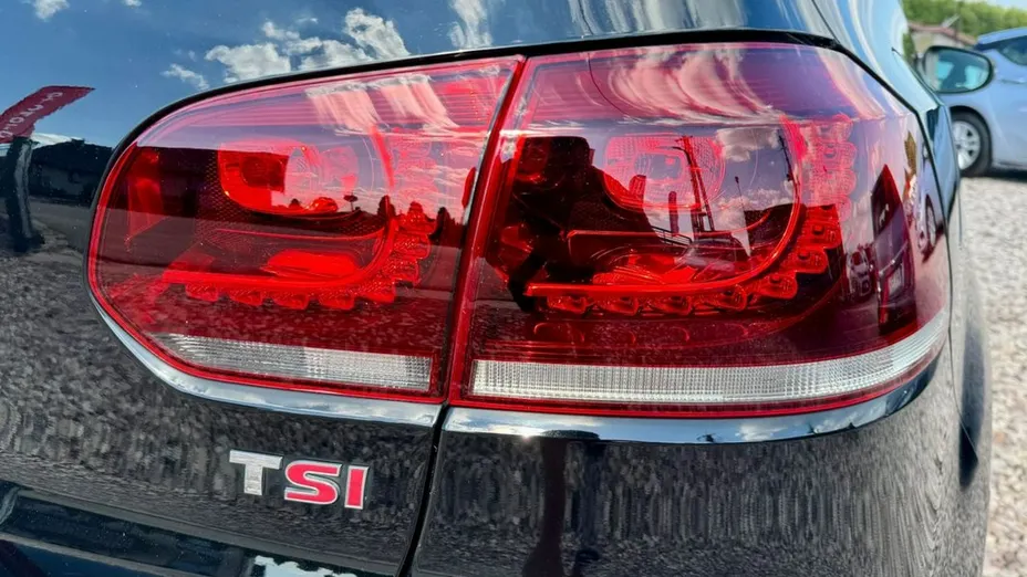 VOLKSWAGEN Golf -