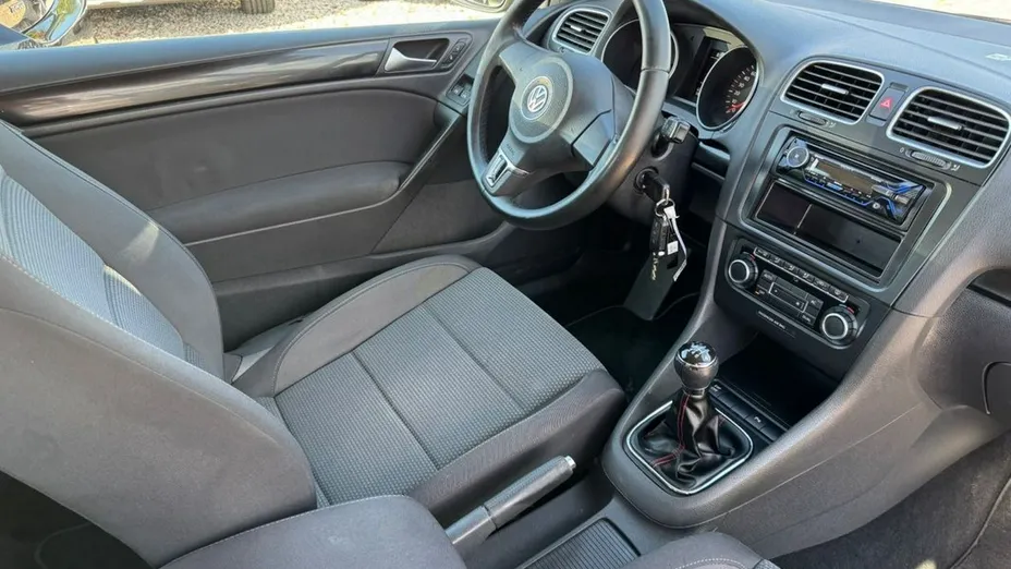 VOLKSWAGEN Golf -