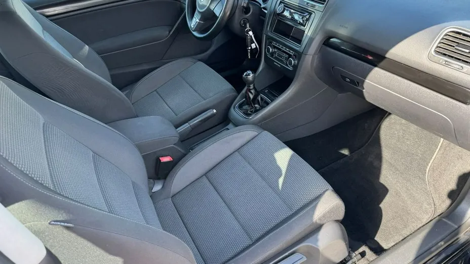 VOLKSWAGEN Golf -