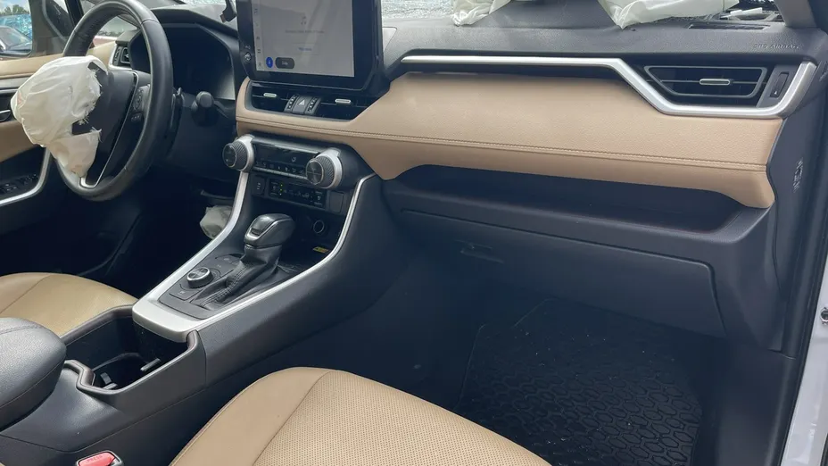 TOYOTA RAV4 -