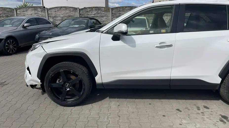 TOYOTA RAV4 -