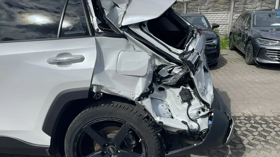 TOYOTA RAV4 -