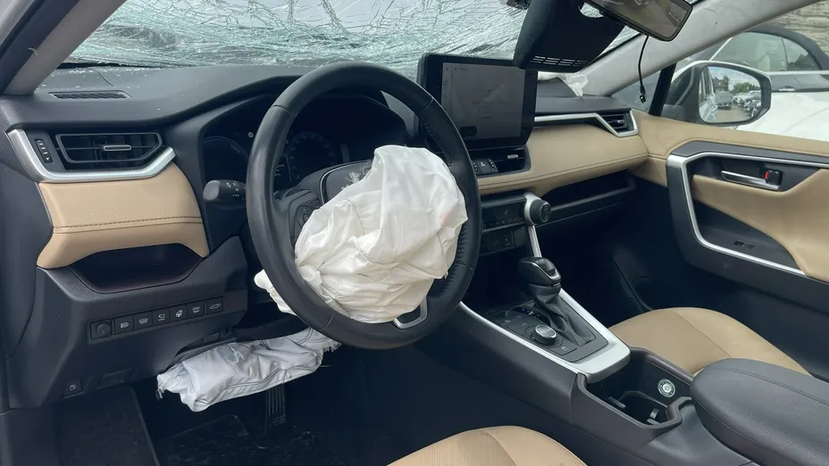 TOYOTA RAV4 -