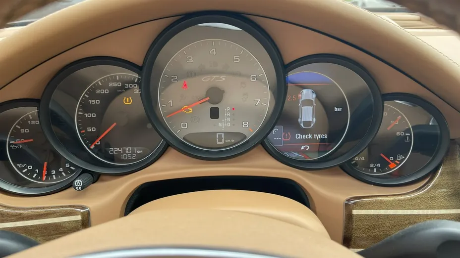 PORSCHE Panamera -