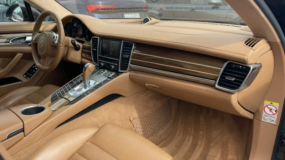 PORSCHE Panamera -