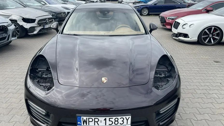 PORSCHE Panamera -