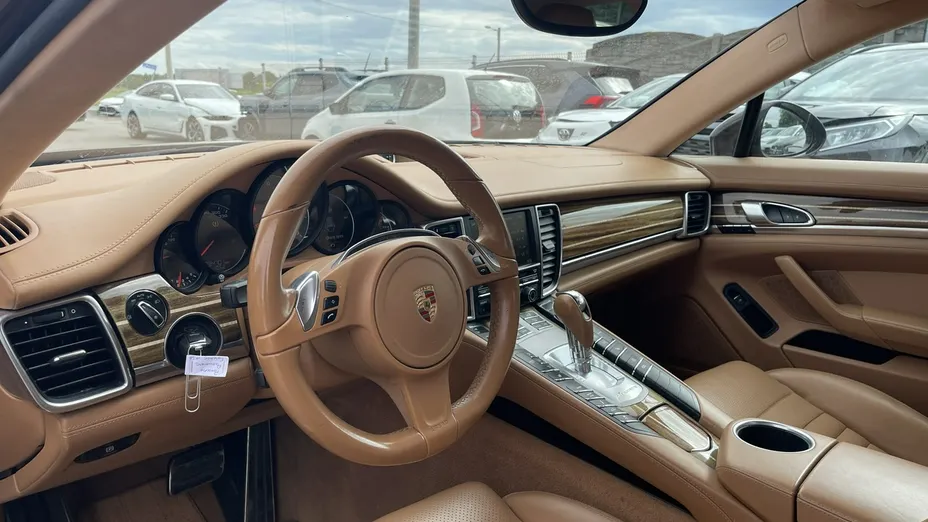 PORSCHE Panamera -
