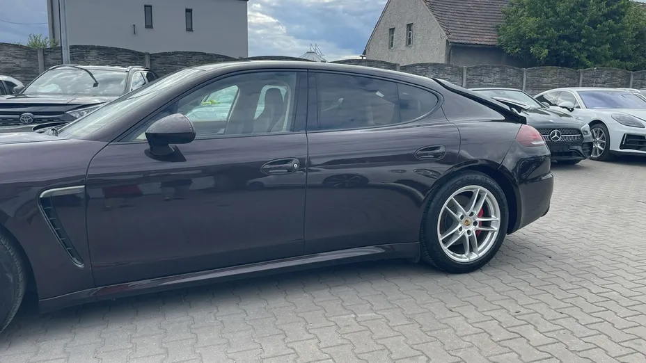 PORSCHE Panamera -