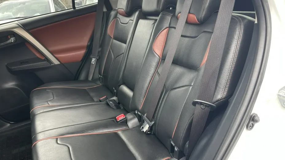 TOYOTA RAV4 -