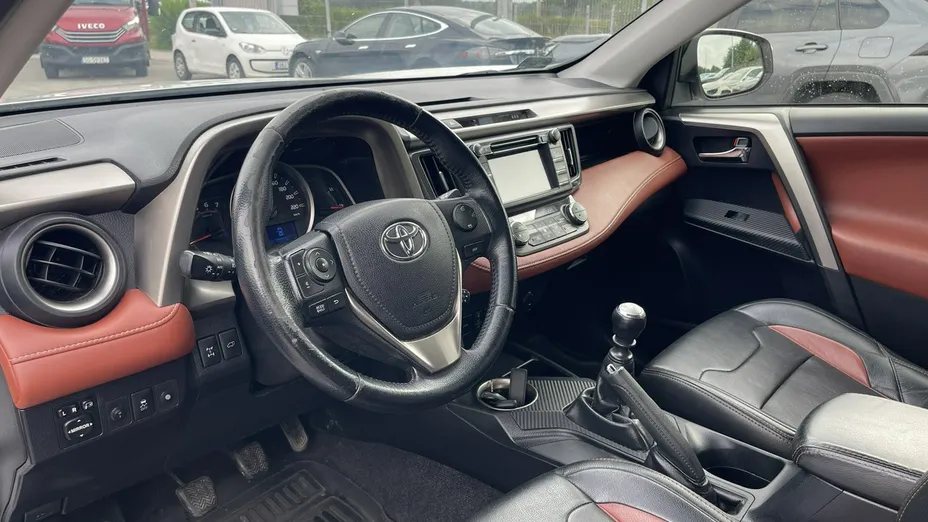 TOYOTA RAV4 -