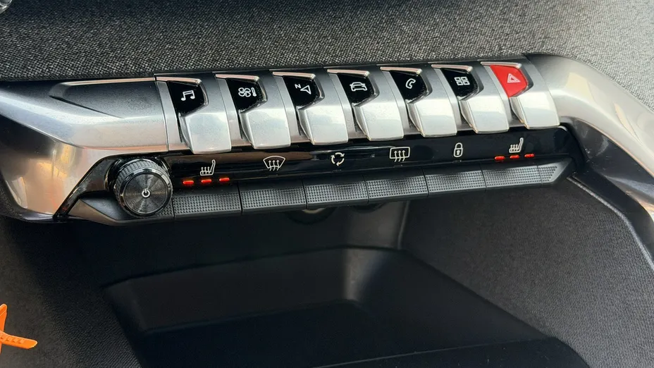 PEUGEOT 3008 -