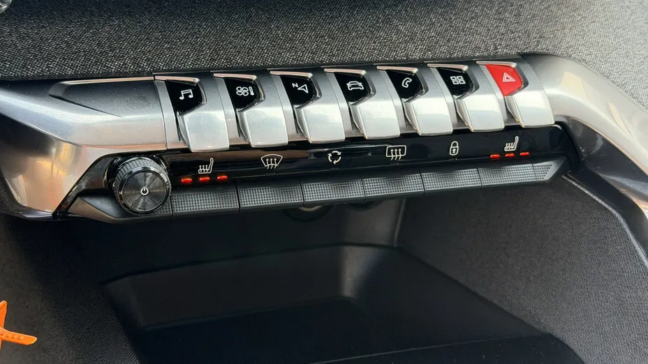 PEUGEOT 3008 -