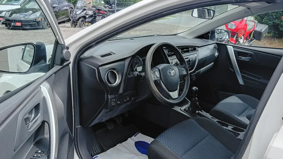 TOYOTA Auris -