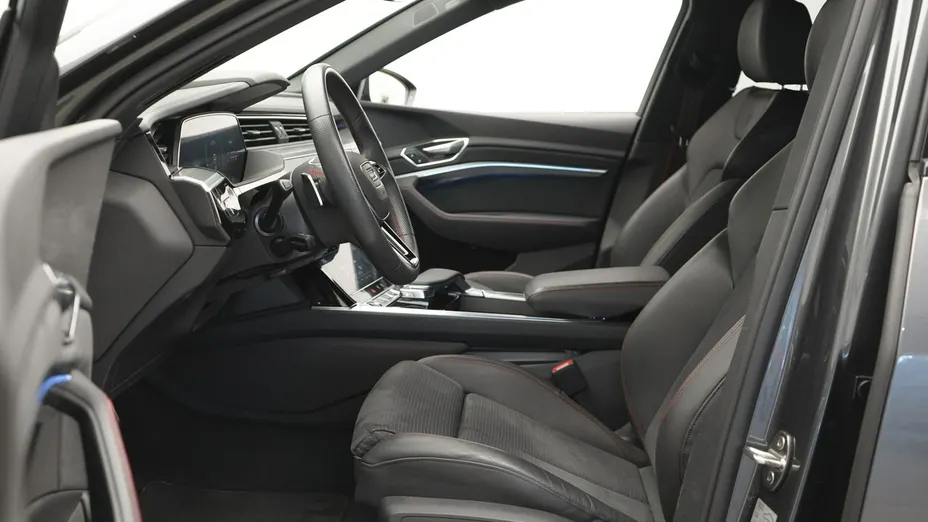 AUDI Q8 -