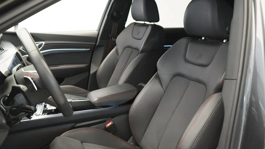 AUDI Q8 -