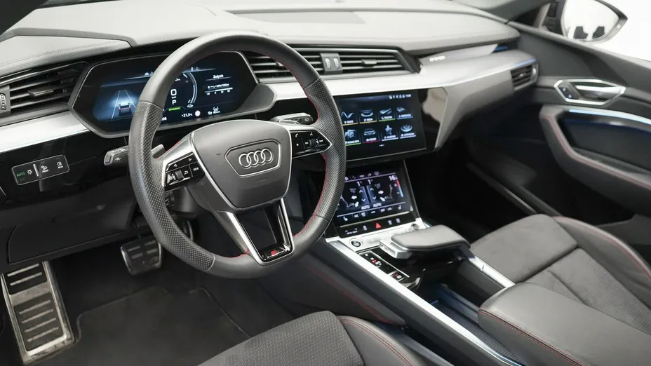 AUDI Q8 -
