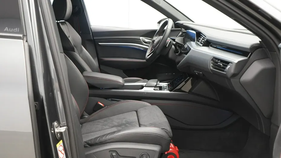 AUDI Q8 -