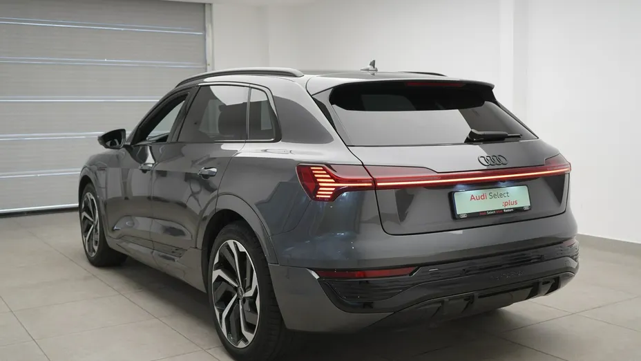 AUDI Q8 -
