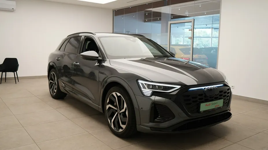 AUDI Q8 -