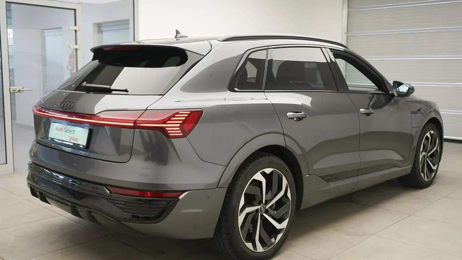 AUDI Q8 -
