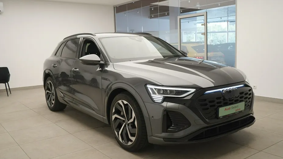 AUDI Q8 -