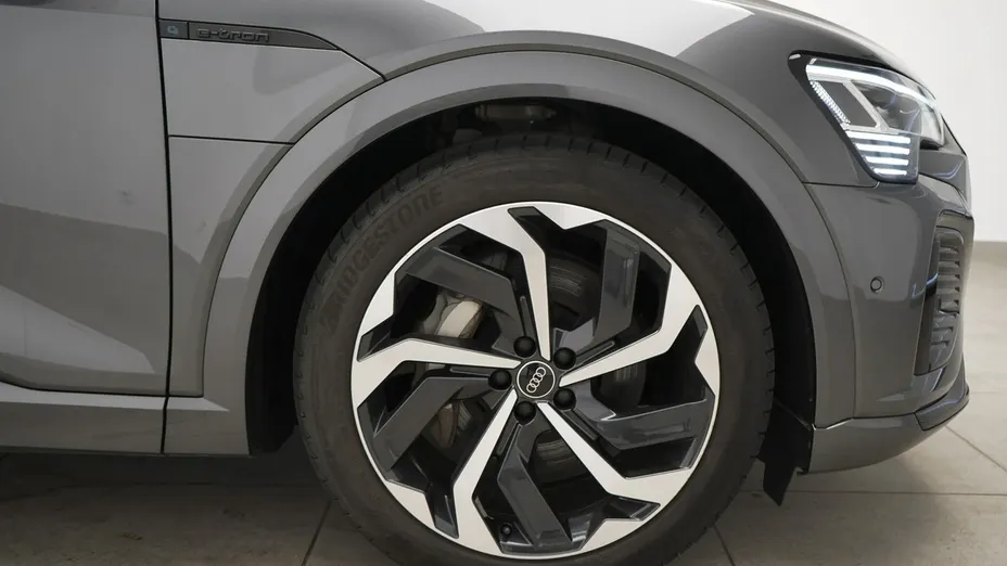 AUDI Q8 -