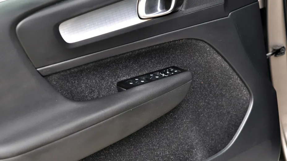 VOLVO XC40 -